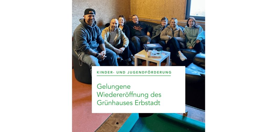 Bürgermeister Bär, Alexander Frei (Mitarbeiter KjF) und Jugendliche sitzend im neuen Grünhaus