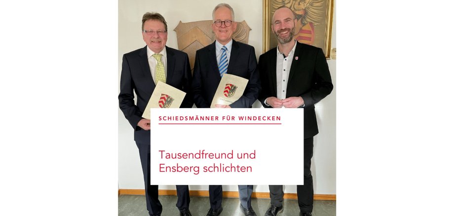 Bürgermeister Andreas Bär überreicht Urkunde an die neuen Schiedsmänner für Windecken: Tausendfreund und Ensberg