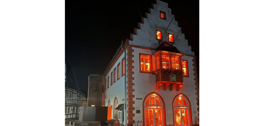 Fassade des alten Rathauses in Windecken, von innen orange beleuchtet