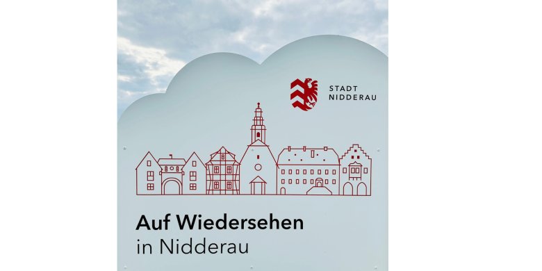 Weißes Ortsschild mit Schriftzug "Auf Wiedersehen in Nidderau"