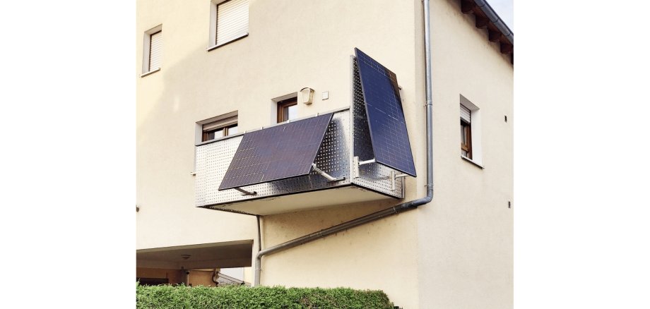 Photovoltaikmodule an einem Balkon 