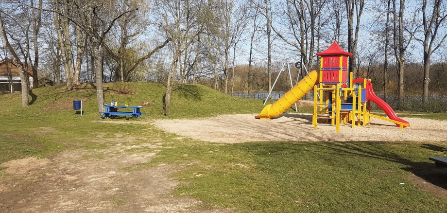 Wiese mit einer Spielplatz-Rutsche