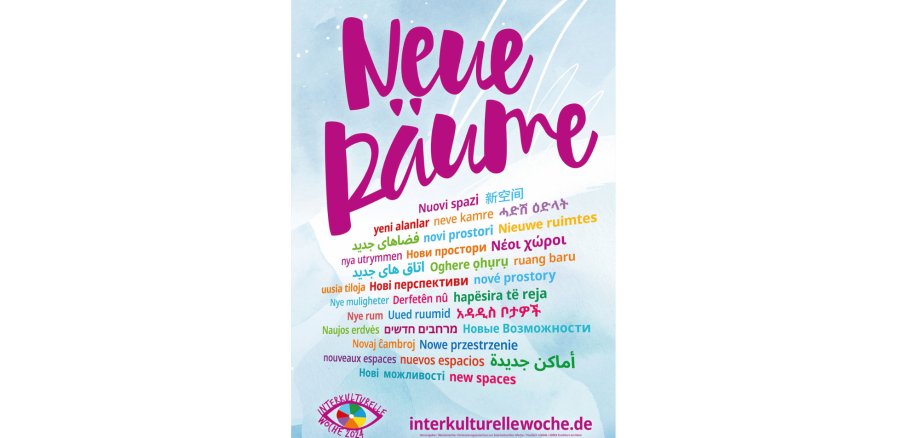 Plakat zu den "Interkulturellen Wochen" mit verschieden-farbigen Schriftzügen der Wörter "Neue Räume"