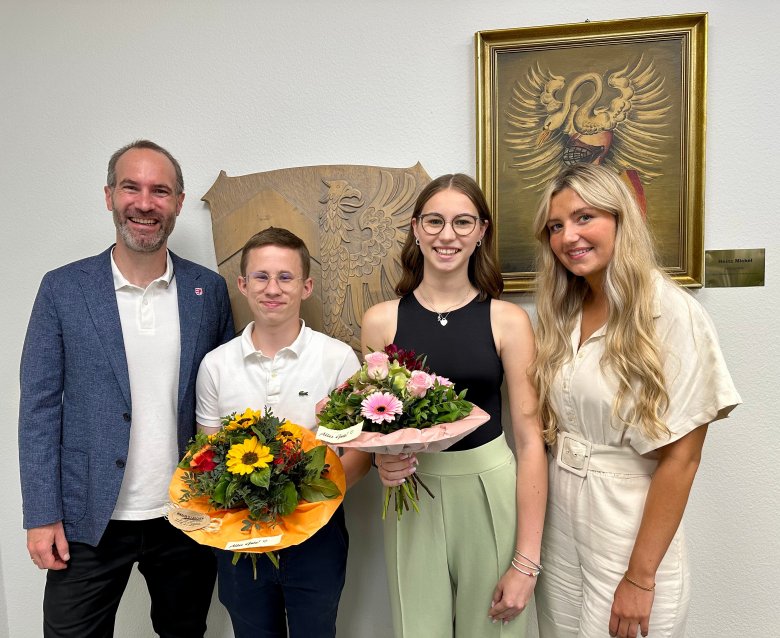 3 Frauen und 1 Mann stehend