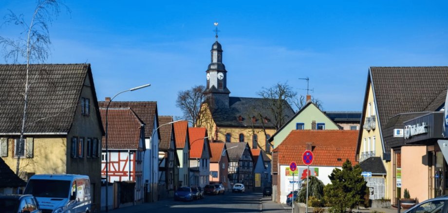 Altstadt von Heldenbergen - Häuserfassaden und ein Kirchturm