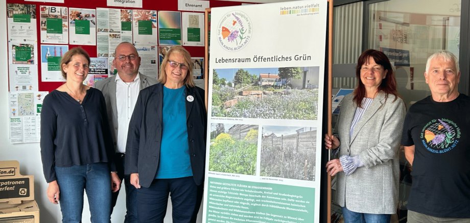 Mehrere Personen stehend vor Pinnwänden mit Informationen zum Thema der Ausstellung