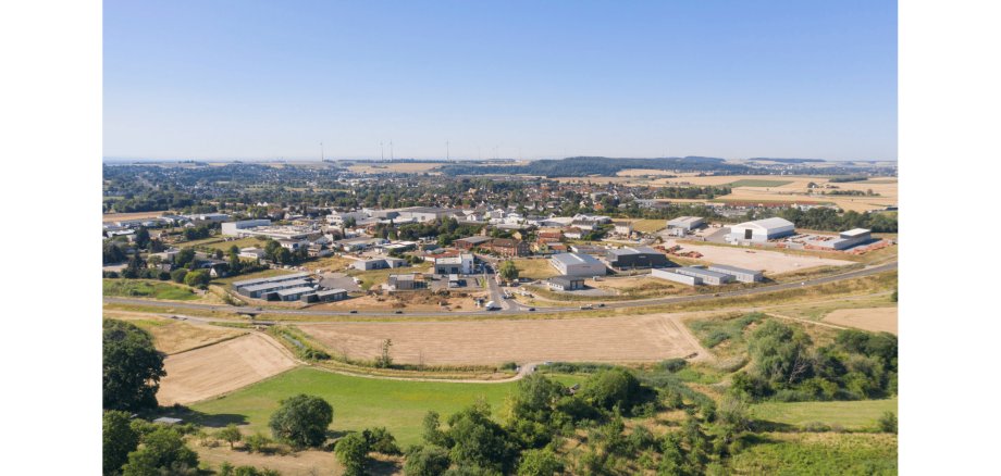 Landschaft mit Häusern und Wäldern