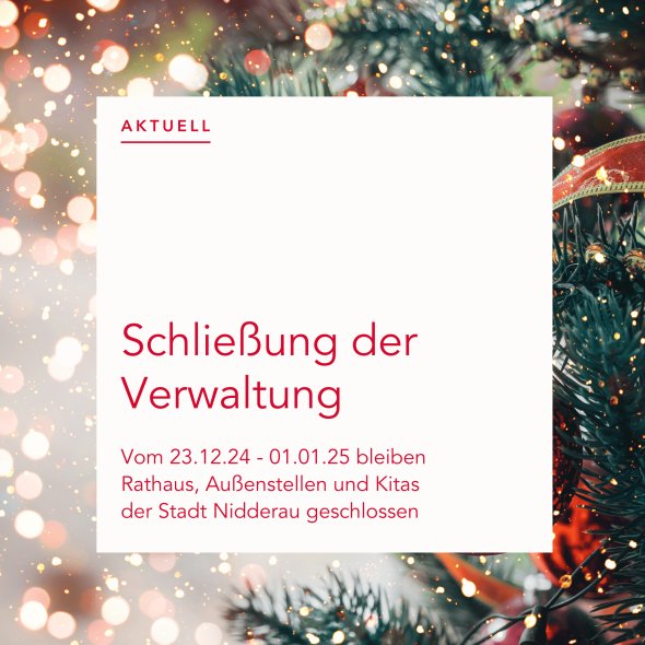 Weihnachtlicher Schmuck am Baum im Hintergrund, im Vordergrund weißer Kasten mit roter Infoschrift