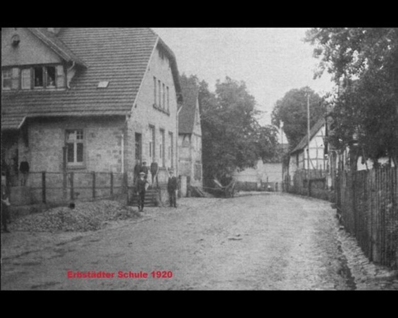 Schwarz-weiß Foto neues Schulhaus