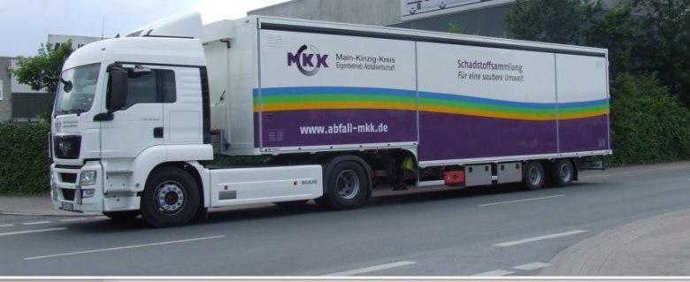 Großer, weißer LKW mit Schriftzug und Logo des Schadstoffmobils